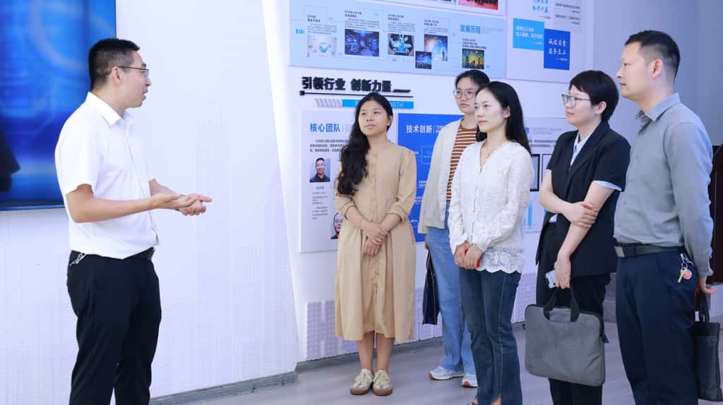 信软科、科技科、电子通信产业科等领导一行莅临塔澳通信考察交流